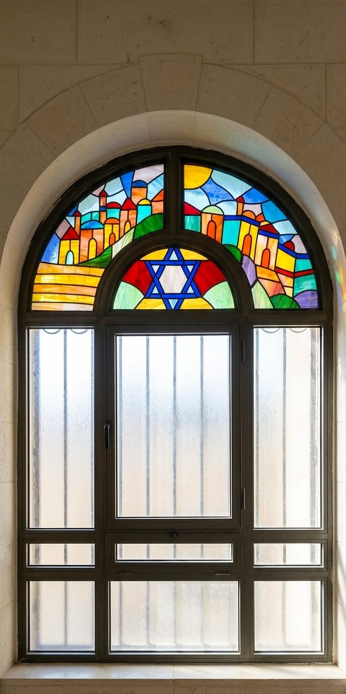 חלון בית כנסת מקושת
