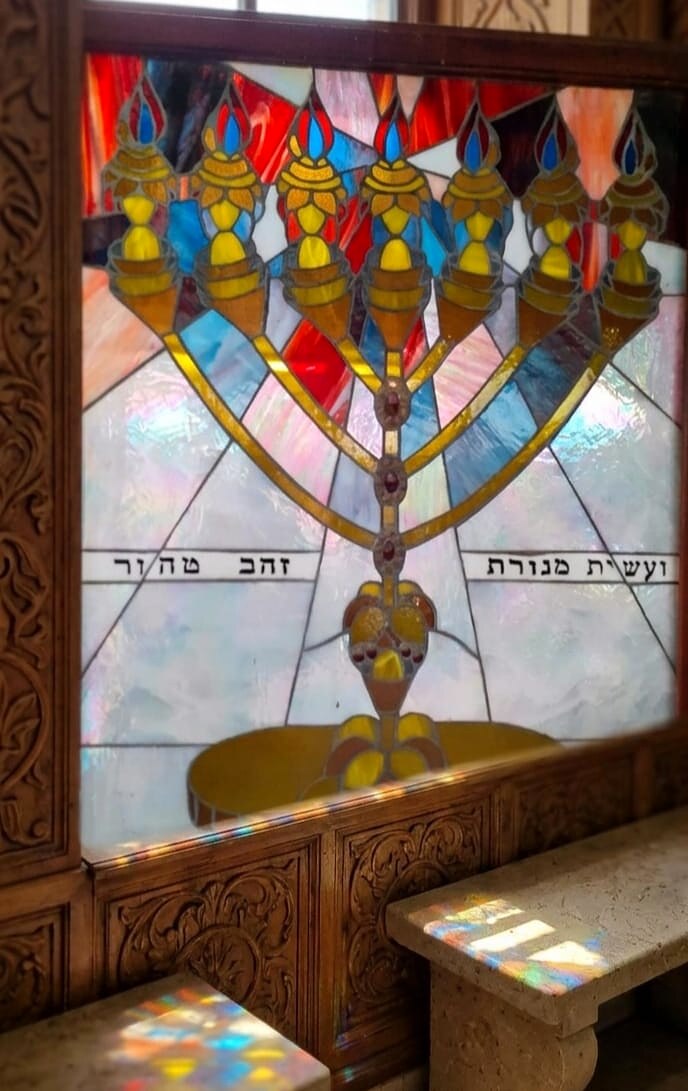 חלון בית כנסת עם מנורות