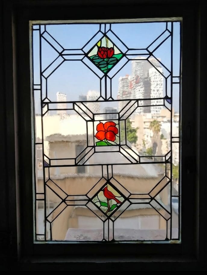 חלון גיאומטרי, פרחים וציפור
